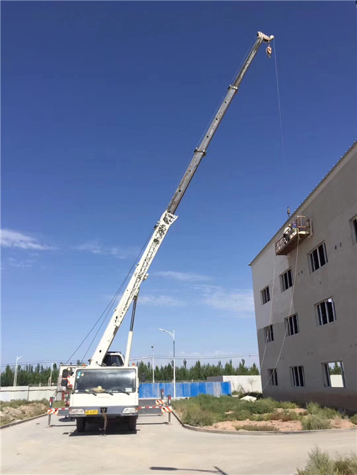 苍溪县“轻装强干”—— 吊车的 “轻量化臂架” 技术